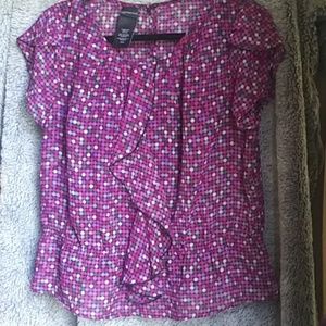 Polka dot pattern blouse w/ slight ruffle design